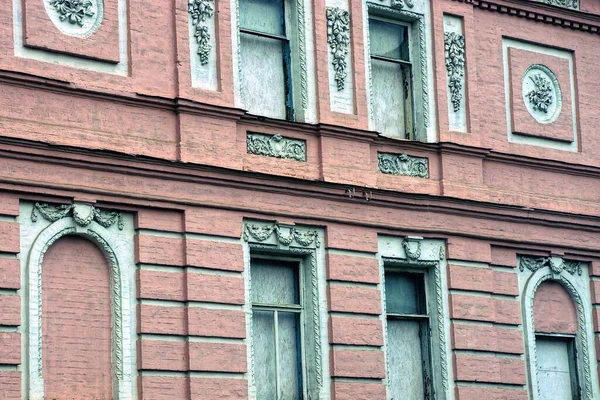 Fasada Starego Opuszczonego Domu Rzędem Białych Okien Różowej Betonowej Ścianie — Zdjęcie stockowe