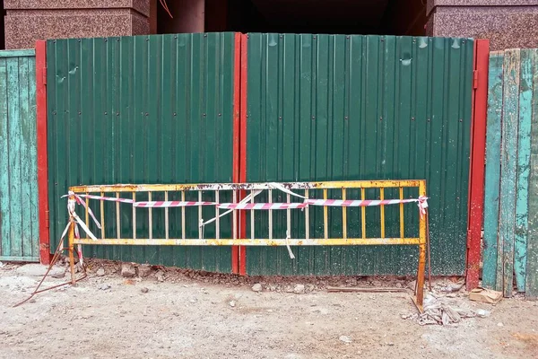 Viejas Puertas Sucias Metal Verde Calle — Foto de Stock