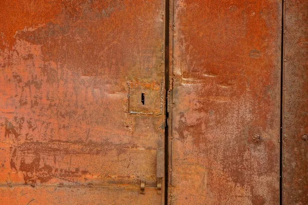 อโลหะส แดงจากก าแพงเหล กเก ตะเข บในประต บนถนน — ภาพถ่ายสต็อก