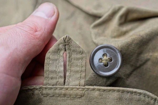 Dedos Segurar Botão Tecido Verde Botão Plástico Marrom Roupas Velhas — Fotografia de Stock