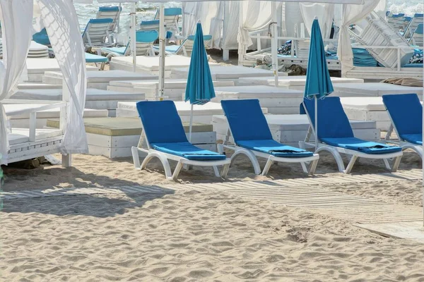 Fila Lettini Blu Vuoti Sulla Spiaggia Nella Sabbia Una Giornata — Foto Stock