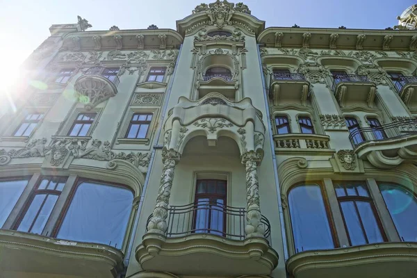 Balkonları Mavi Gökyüzüne Bakan Pencereleri Olan Yeşil Duvarı Olan Büyük — Stok fotoğraf