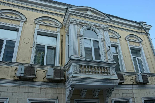 Duvarda Eski Kapalı Kahverengi Bir Balkon Sokakta Pencereler Var — Stok fotoğraf