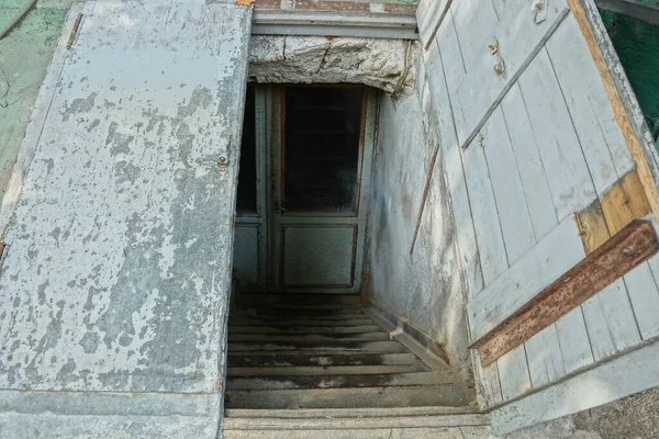 Κάθοδος Προς Υπόγειο Στο Δρόμο Πέτρινα Σκαλοπάτια Και Μια Ανοιχτή — Φωτογραφία Αρχείου