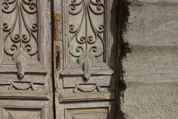 Teil Einer Alten Braunen Holztür Mit Muster Der Grauen Betonwand — Stockfoto