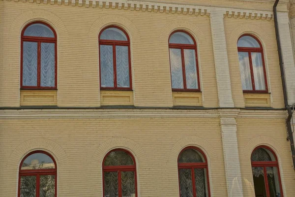 Textura Uma Linha Janelas Parede Tijolo Marrom Grande Edifício Vários — Fotografia de Stock