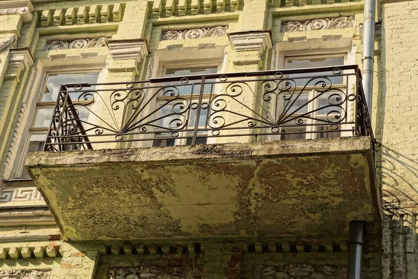 Ein Offener Alter Balkon Mit Schwarzen Eisenstangen Mit Geschmiedetem Muster — Stockfoto