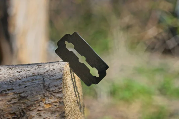 One Old Black Metal Razor Blades Gray Wooden Board Street — Stock Photo, Image