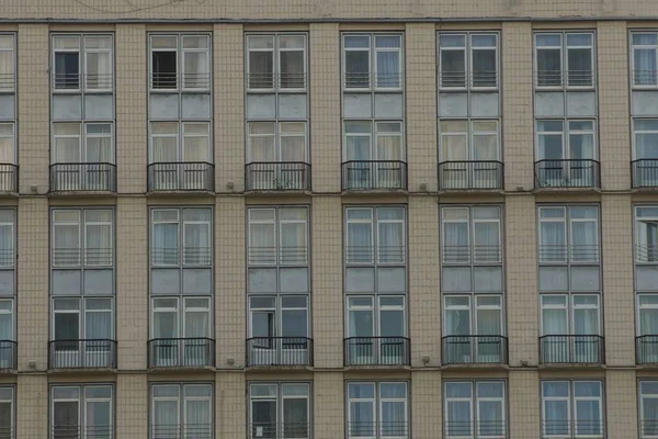 Una Fila Ventanas Grises Con Puertas Hierro Negro Pared Marrón —  Fotos de Stock