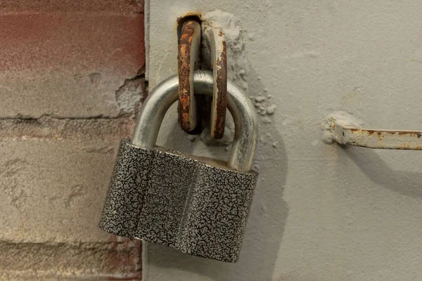 One Large Closed Iron Padlock Hanging Gray Metal Door Brown — Stock Photo, Image