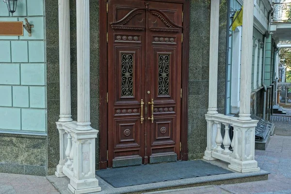 Vieja Puerta Entrada Madera Marrón Una Pared Color Edificio Histórico — Foto de Stock