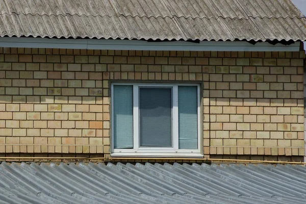Ein Weißes Fenster Einer Braunen Ziegelwand Eines Hauses Unter Einem — Stockfoto