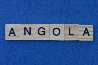  Angola ülkesinin adı mavi masadaki gri ahşap harflerden geliyor.