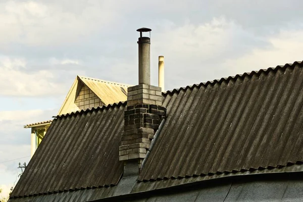 Vieja Chimenea Sucia Techo Pizarra Gris Una Casa Rural Contra — Foto de Stock