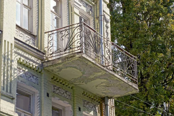 Starý Balkon Černými Železnými Mřížemi Kovaným Vzorem Šedé Betonové Stěně — Stock fotografie