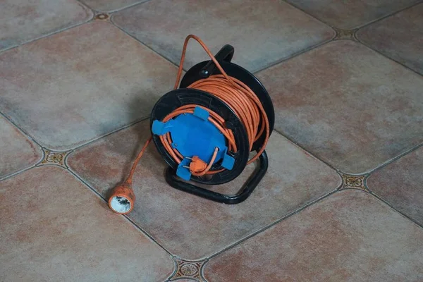 Une Bobine Noire Avec Cordon Extension Orange Est Sur Une — Photo