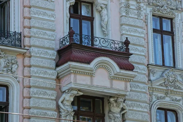 Jeden Stary Otwarty Brązowy Balkon Czarnymi Kutymi Żelaznymi Prętami Betonowej — Zdjęcie stockowe