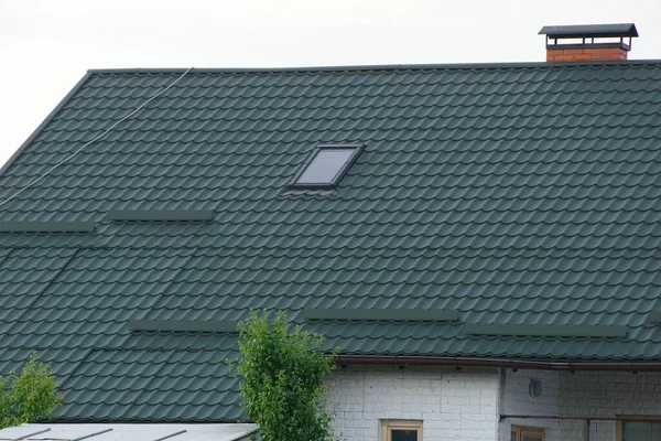 Στέγη Σπίτι Πράσινα Κεραμίδια Και Ένα Γκρι Παράθυρο Ενάντια Στον — Φωτογραφία Αρχείου