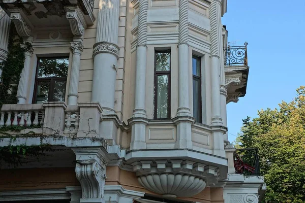Beyaz Sütunları Pencereleri Açık Balkonu Olan Tarihi Bir Binanın Eski — Stok fotoğraf