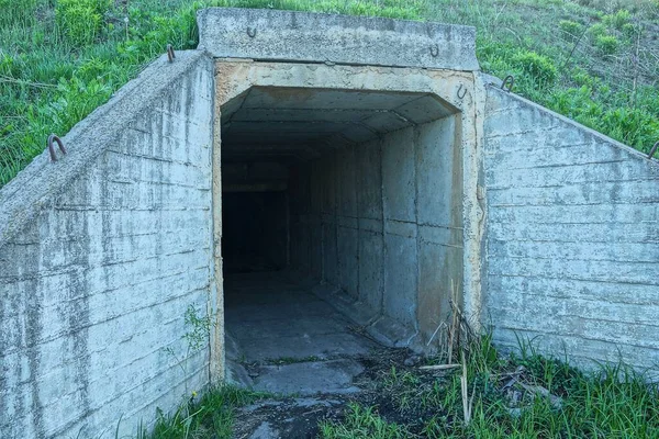 Entrada Para Antigo Túnel Concreto Cinza Chão Grama Verde Rua — Fotografia de Stock