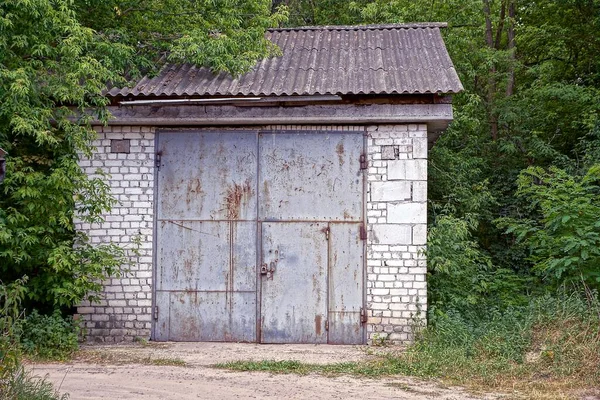 Old White Brick Garage Gray Iron Gates Slate Roof Green — Stock Photo, Image