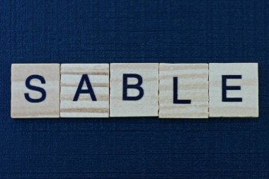  Siyah arkaplandaki gri tahta harflerden kelime samur üzerine metin