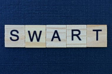 Siyah arkaplanda gri ahşap harflerden kelime swart üzerine metin