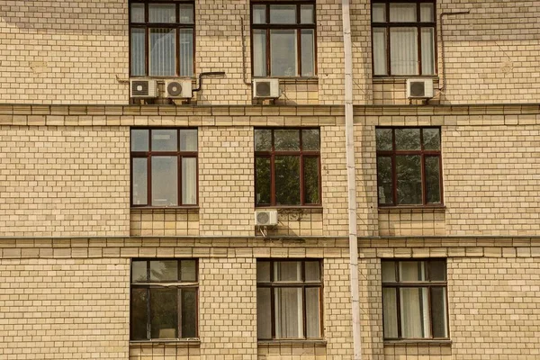 大きな建物の茶色のレンガの壁に連続した窓の質感 — ストック写真