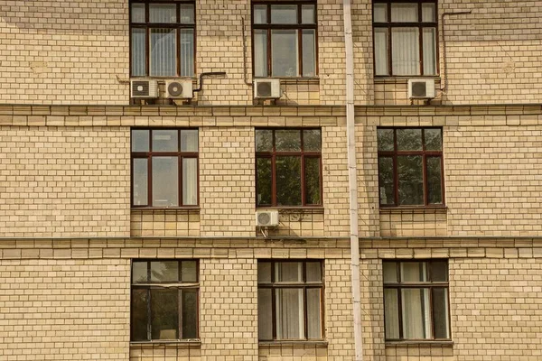 Textura Una Fila Ventanas Una Pared Ladrillo Marrón Edificio Grande — Foto de Stock