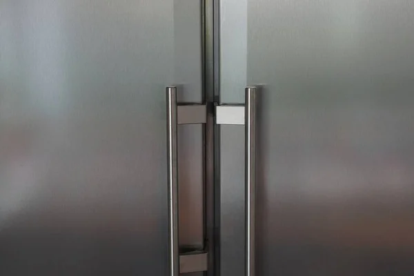 Graue Metallstruktur Aus Der Eisentür Des Kühlschranks Mit Griffen — Stockfoto