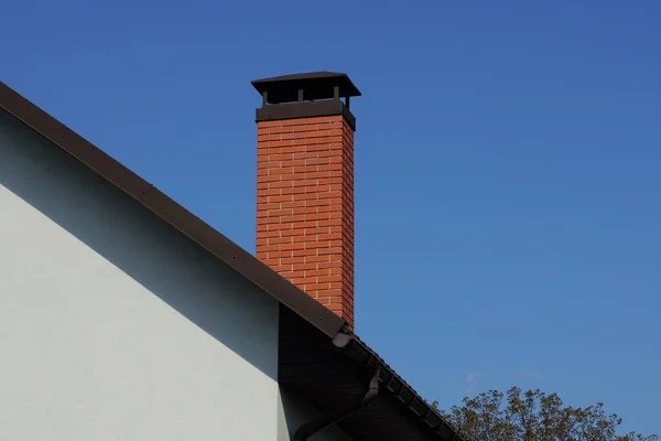 One Long Chimney Red Bricks Roof House Blue Sky — Stock Photo, Image