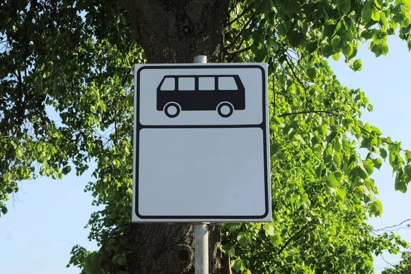 Vägskylt Busshållplats Bakgrund Grön Vegetation Och Blå Himmel — Stockfoto
