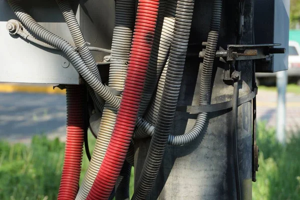 Grijze Rode Plastic Slangen Met Elektrische Kabels Een Betonnen Zuil — Stockfoto