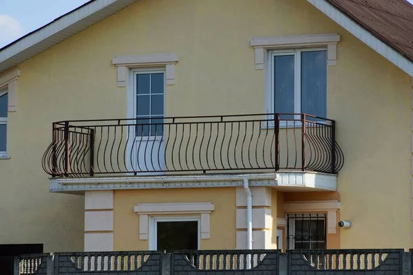 Jeden Černý Otevřený Železný Balkon Hnědé Zdi Soukromého Domu Bílým — Stock fotografie