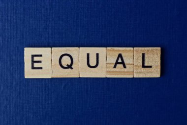 mavi arkaplanda siyah yazı tipi olan küçük kare ahşap harflerle eşdeğer gri kelime