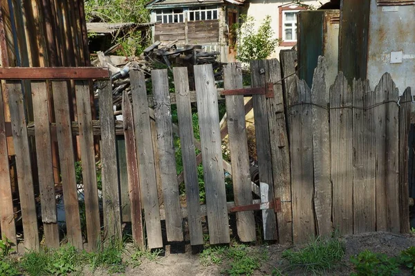 閉じたドアと古い灰色の田舎の木製のフェンス — ストック写真