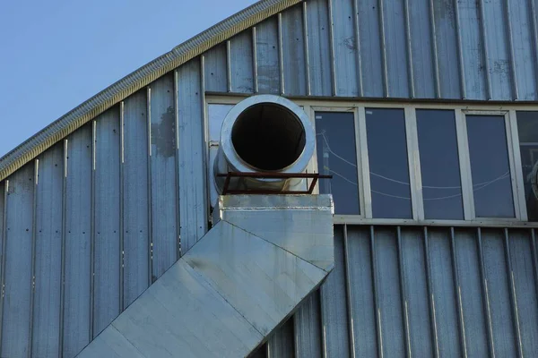 Ventilador Industrial Tubo Metal Cinzento Janela Parede Ferro Fábrica — Fotografia de Stock