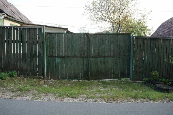 Closed Old Wooden Green Gate Part Fence Rural Street — Stock Photo, Image