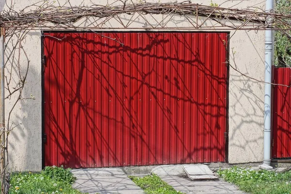 Façade Garage Gris Béton Avec Portes Fer Rouge Dans Rue — Photo