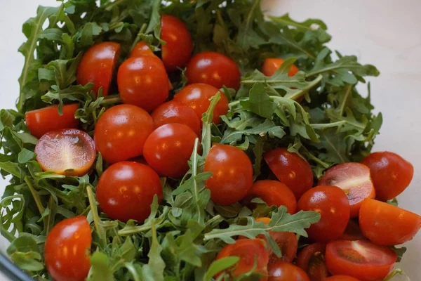 Comida Salada Verde Tomates Vermelhos Frescos Picados Fundo Branco — Fotografia de Stock