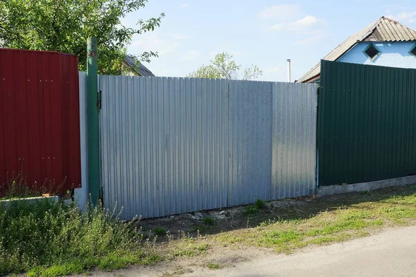Gray Closed Metal Gate Red Green Fence Rural Street — Stock Photo, Image