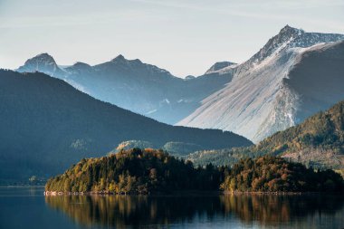 Dağ ağaçlarının gökyüzü manzarası