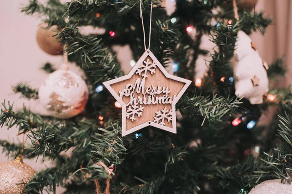 Vánoční hvězda visí na vánočním stromě. Vánoční ozdoba. Zavřít — Stock fotografie