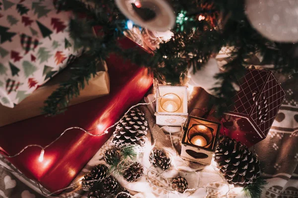 Decoración de Navidad con velas, conos de pino y luces de Navidad . — Foto de Stock