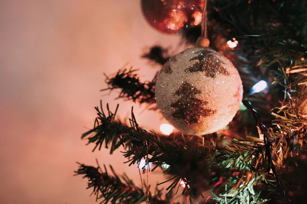 Une boule de Noël est accrochée au sapin de Noël. Décoration de Noël. Gros plan . Photos De Stock Libres De Droits