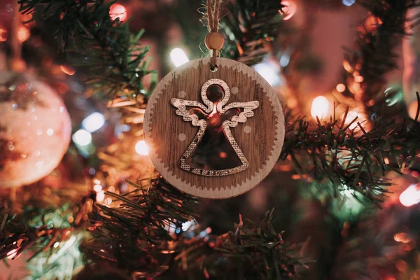 Una bola de Navidad con un ángel cuelga del árbol de Navidad. Decoración de Navidad. De cerca. — Foto de Stock