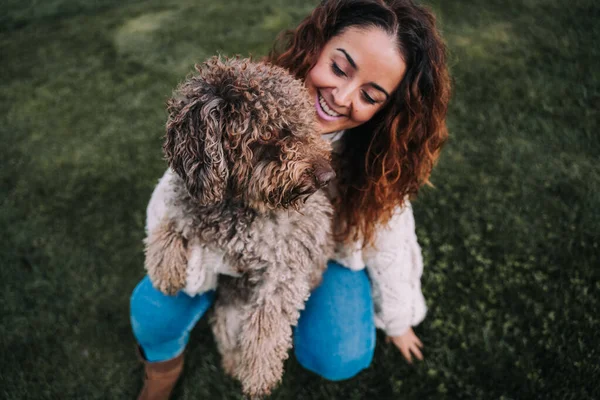 Een Mooie Vrouw Wei Met Haar Hond Eigenaar Knuffelt Haar — Stockfoto