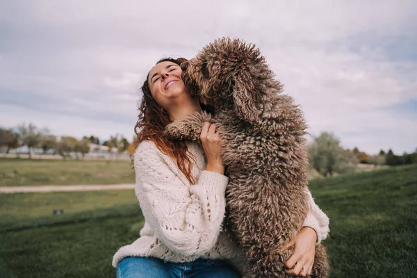 Een Mooie Vrouw Wei Met Haar Hond Eigenaar Knuffelt Haar — Stockfoto