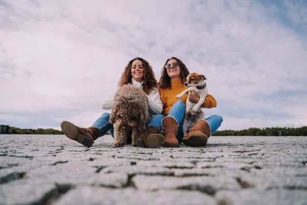 Twee Mooie Vrouwen Zitten Het Park Met Hun Huisdieren Spelen — Stockfoto