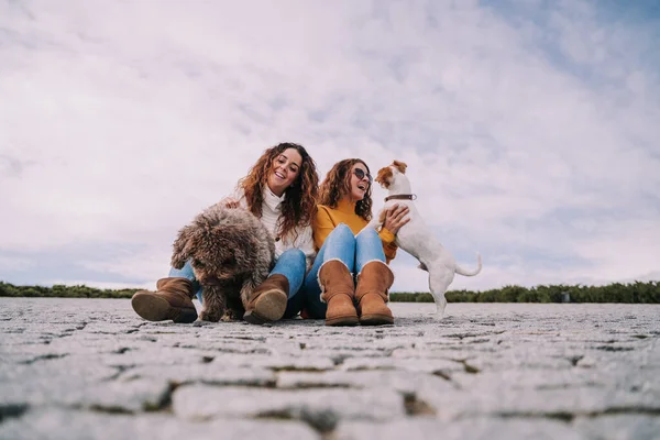 Twee Mooie Vrouwen Zitten Het Park Met Hun Huisdieren Spelen — Stockfoto